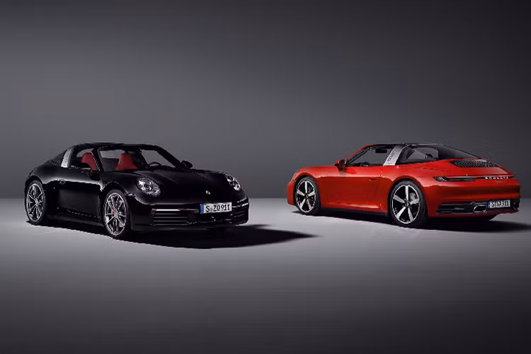 Đại dịch Covid-19 đã buộc hãng xe thể thao Đức phải hoãn ra mắt Porsche 911 Targa 4 2021 mới (màu đỏ) và 911 Targa 4S (màu đen) đến 2 lần. Không còn cách nào khác, hãng xe Đức buộc phải lựa chọn phương án dự trù ra mắt online giống các hãng xe khác. Những hình ảnh chính thức của bộ đôi xe mui trần này mới đây đã được công bố cho thấy thiết kế cho 2 phiên bản mới này sẽ mang thiên hướng kiểu retro.