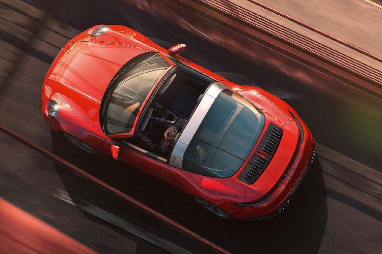 Cả Porsche 911 Targa 4 và Targa 4S sẽ trang bị hệ thống mui tự động tích hợp nắp kính bao quanh phía sau. Chính cấu trúc này làm cho cho 911 Targa trở nên khác biệt với các mẫu xe mui trần truyền thống khác từ trước đến nay. Porsche cho biết hệ thống này có thể đóng mở mui chỉ trong vòng 19 giây.