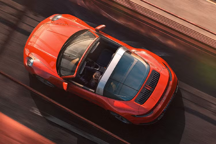 Cả Porsche 911 Targa 4 và Targa 4S sẽ trang bị hệ thống mui tự động tích hợp nắp kính bao quanh phía sau. Chính cấu trúc này làm cho cho 911 Targa trở nên khác biệt với các mẫu xe mui trần truyền thống khác từ trước đến nay. Porsche cho biết hệ thống này có thể đóng mở mui chỉ trong vòng 19 giây.