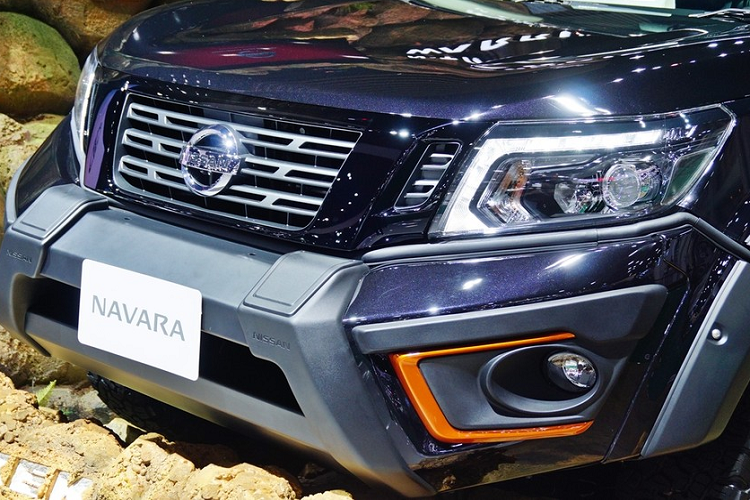 Được biết, bán tải Nissan Navara N-Trek Warrior 2020 được trang bị sẵn gói nâng cấp khả năng off-road với hai tùy chọn 2WD hoặc 4WD. Nhờ gói trang bị này mà Navara N-Trek Warrior 2020 sở hữu lưới tản nhiệt màu đen; cản sốc mới hấm hố hơn; ốp bảo về gầm động cơ; khung bảo vệ đèn pha LED; ốp đèn sương mù màu cam; ốp hốc bánh xe; ốp bậc cửa màu cam; cản sốc sau màu đen; logo Navara và logo N-Trek Warrior màu cam; kính xe màu tối; khung giằng đồ gắn nóc xe; thanh giằng chống lật màu đen và bộ lazăng hợp kim 17 inch đi kèm lốp đa địa hình 275/70 R17.