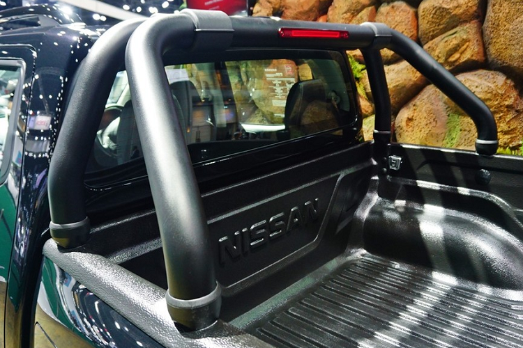 Không chỉ có các nâng cấp về ngoại thất, Nissan Navara N-Trek Warrior 2020 còn có khoang nội thất nổi bật với chất liệu màu đen cùng các chi tiết điểm nhấn, hệ thống thông tin giải trí với màn hình cảm ứng 8 inch, hệ thống kết nối Nissan Connect, ghế bọc da này đen (bản 2WD) hoặc ghế bọc da đen kèm đường chỉ thêu tương phản (bản 4WD), gương chiếu hậu chống chói, khóa thông minh cùng nút bấm khởi động và hệ thống kiểm soát hành trình.