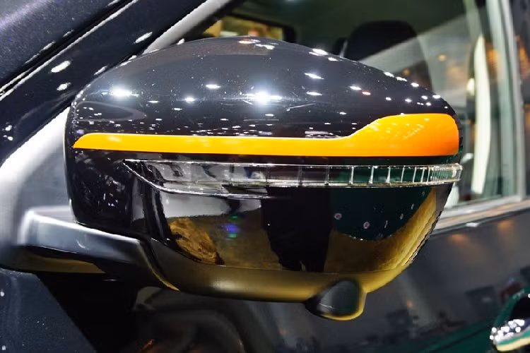 Các tính năng an toàn trên Nissan Navara N-Trek Warrior 2020 có thể kể đến hệ thống 7 túi khí trên bản 4WD, hệ thống chống bó cứng phanh ABS, hệ thống phân bổ lực phanh EBD, hệ thống hỗ trợ phanh khẩn cấp BA, hệ thống ổn định thân xe, hệ thống kiểm soát lực kéo, hệ thống hỗ trợ khởi hành ngang dốc, khóa vi sai và camera lùi.