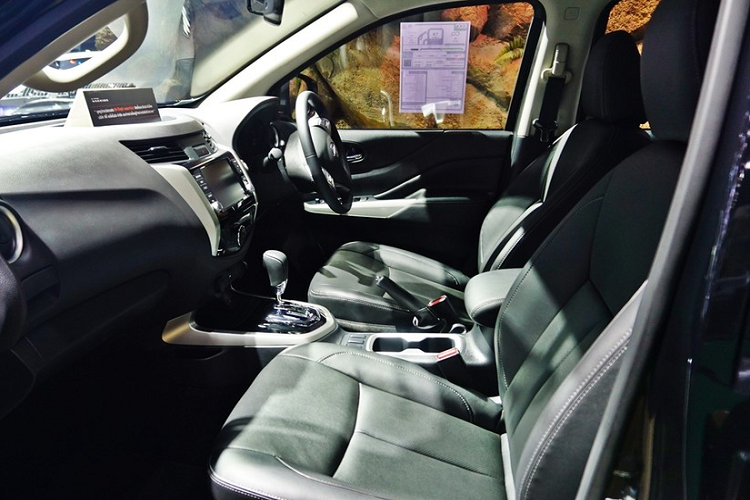 Đi kèm là hộp số tự động 7 cấp và hệ thống truyền động 4 bánh hoặc 2 bánh.