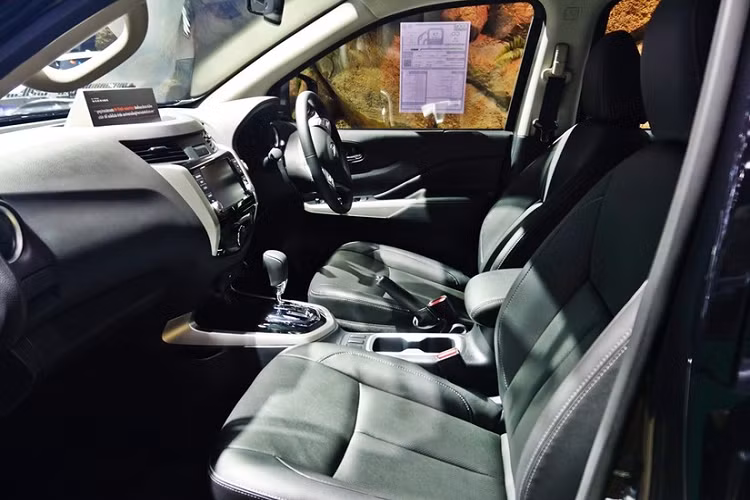 Đi kèm là hộp số tự động 7 cấp và hệ thống truyền động 4 bánh hoặc 2 bánh.