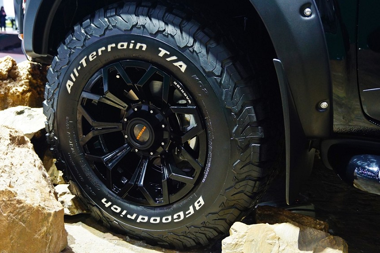 Giá xe Nissan Navara N-Trek Warrior 2020 được niêm yết ở mức 950.000 Baht, tương đương 695 triệu đồng cho bản 2WD và bản 4WD có giá 1.096.000, tương đương khoảng 800 triệu đồng.