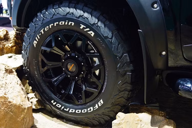 Giá xe Nissan Navara N-Trek Warrior 2020 được niêm yết ở mức 950.000 Baht, tương đương 695 triệu đồng cho bản 2WD và bản 4WD có giá 1.096.000, tương đương khoảng 800 triệu đồng.