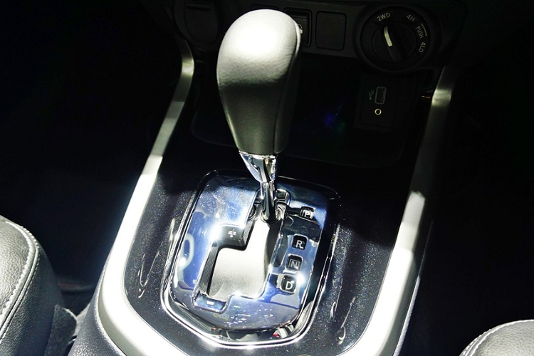 Tại Thái Lan, các tùy chọn màu cho Nissan Navara N-Trek Warrior bao gồm Trắng, Đen và Xám.