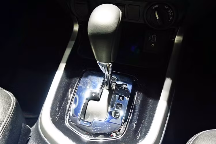 Tại Thái Lan, các tùy chọn màu cho Nissan Navara N-Trek Warrior bao gồm Trắng, Đen và Xám.