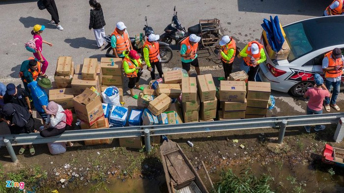 Lượng hàng hóa lớn khiến các ghe, xuồng của người dân địa phương không thể chở đi hết cùng lúc.
