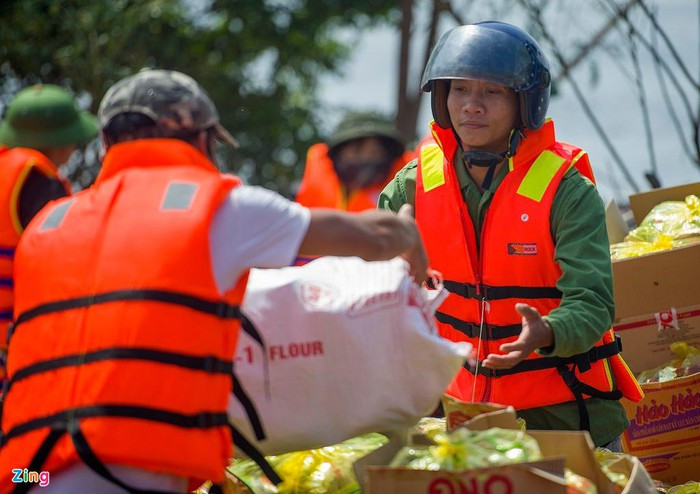 Anh Huy, ngụ xã Cam Thủy, huyện Lệ Thủy, hỗ trợ các đoàn từ thiện vận chuyển hàng xuống các ghe. "Thật xúc động trước tinh thần thiện nguyện của bà con. Mọi người đã đến với chúng tôi bằng tình cảm rất đáng trân trọng. Xin cám ơn tất cả".