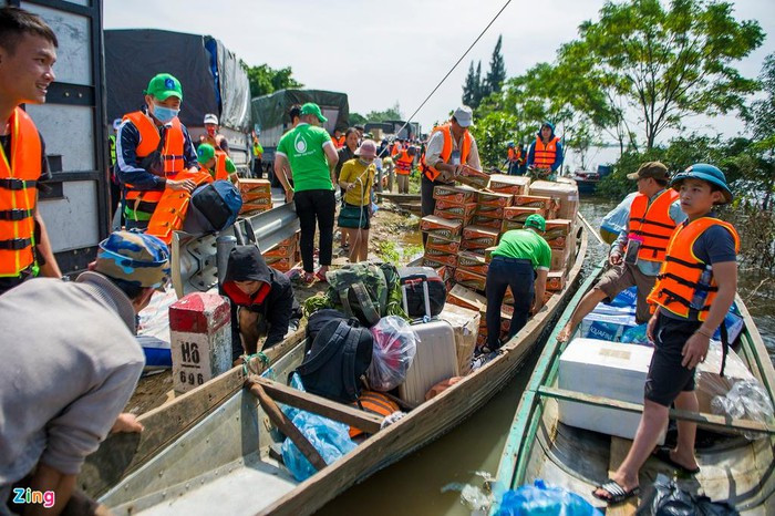 Số lượng hàng hóa được chở đến cho bà con sáng nay nhiều hơn những ngày trước.