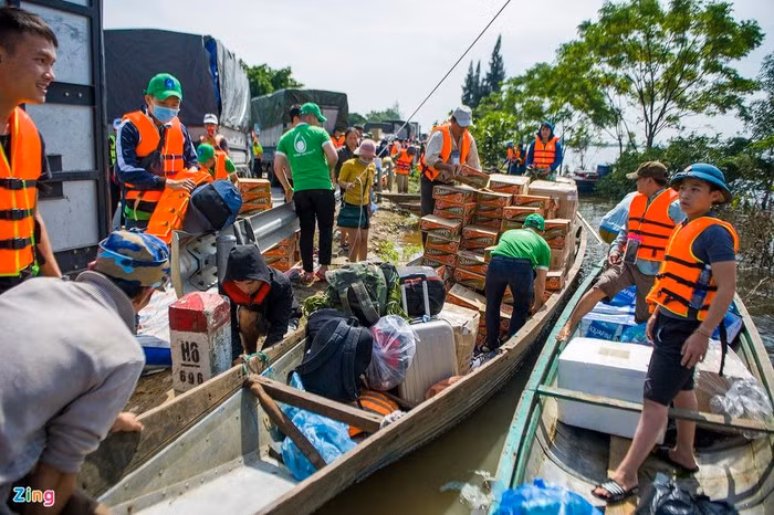 Số lượng hàng hóa được chở đến cho bà con sáng nay nhiều hơn những ngày trước.
