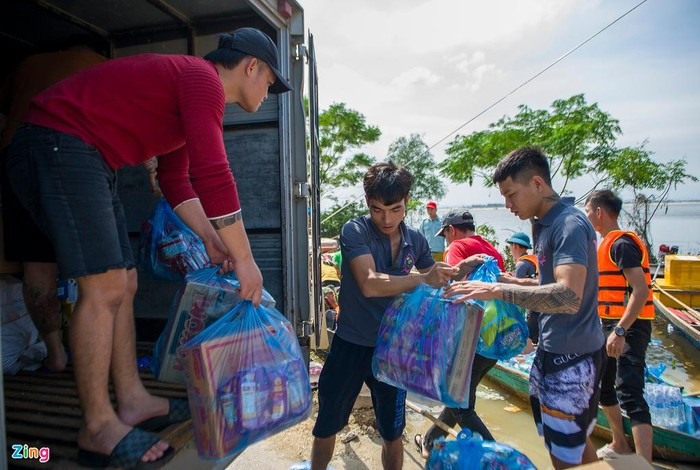 Để tránh ùn tắc, các nhà hảo tâm được lực lượng chức năng yêu cầu khẩn trương chuyển hàng hóa khi đến nơi tập kết.