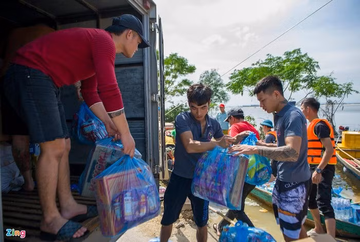 Để tránh ùn tắc, các nhà hảo tâm được lực lượng chức năng yêu cầu khẩn trương chuyển hàng hóa khi đến nơi tập kết.