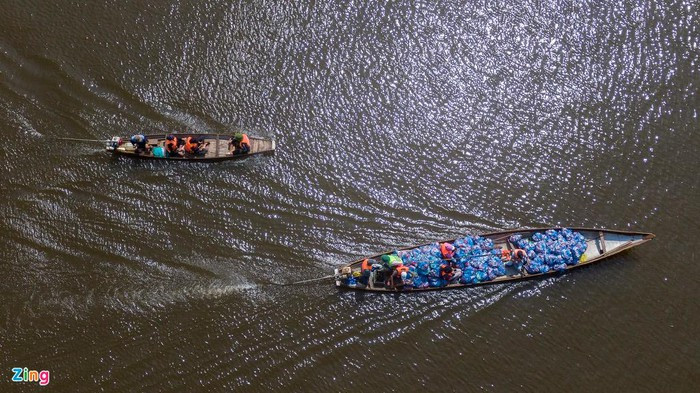 Sáng 22/10, mực nước ở Lệ Thủy rút nhiều, canô không thể vào sâu. Những chiếc ghe nhỏ là phương tiện vận chuyển hàng tiếp tế hiệu quả hơn, dù mất khá nhiều thời gian.