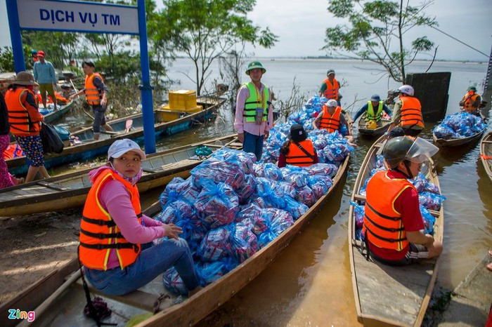 Họ phải chở từng đợt, đi nhiều lượt ra vào vùng lũ, mất khá nhiều thời gian.