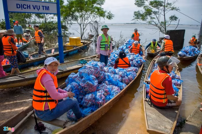 Họ phải chở từng đợt, đi nhiều lượt ra vào vùng lũ, mất khá nhiều thời gian.