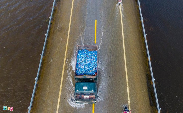 Các phương tiện chủ yếu là ôtô tải chở lương thực, nhu yếu phẩm, quần áo, nước uống...