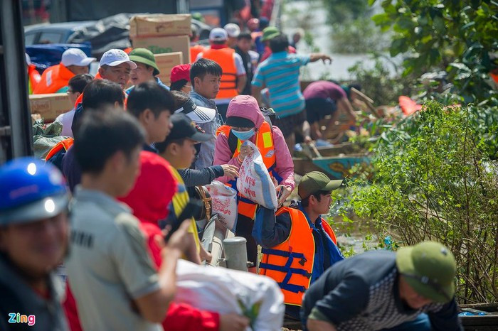 Nhiều nhà hảo tâm ở các địa phương xa như Đà Nẵng, Quảng Nam, Bình Dương, TP.HCM... đến chia sẻ khó khăn với bà con vùng lũ Lệ Thủy.
