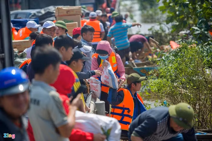 Nhiều nhà hảo tâm ở các địa phương xa như Đà Nẵng, Quảng Nam, Bình Dương, TP.HCM... đến chia sẻ khó khăn với bà con vùng lũ Lệ Thủy.