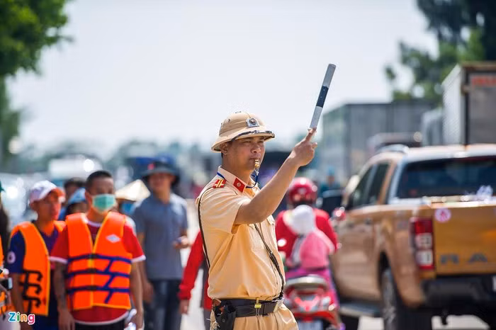 Cảnh sát đến điều tiết giao thông trên quốc lộ 1. 