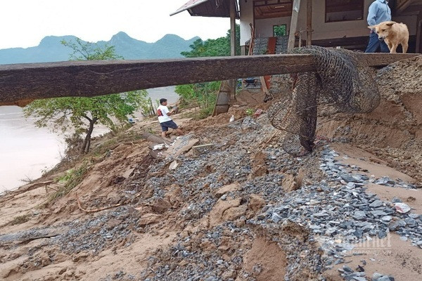 Lo nui o Quang Binh, kip thoi so tan khan cap tram dan ra ngoai-Hinh-6