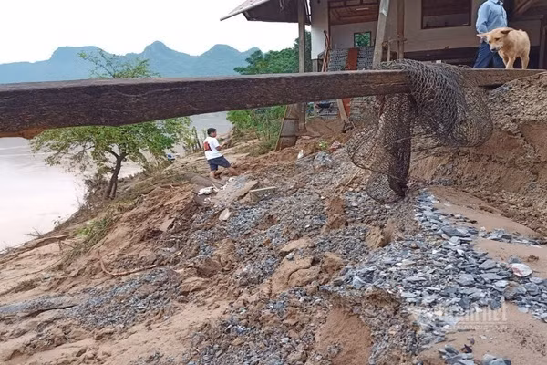 Lo nui o Quang Binh, kip thoi so tan khan cap tram dan ra ngoai-Hinh-6