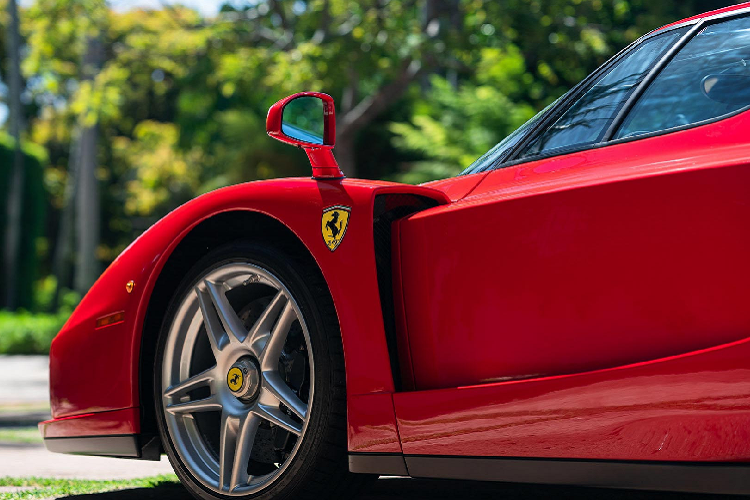 Giá bán Ferrari Enzo rơi vào khoảng 659,330 USD (tương đương 15 tỷ 340 triệu). Trải qua gần 20 năm, Ferrari Enzo đã trở thành một biểu tượng của hãng xe Ý và một món hàng hiếm đắt giá với người chơi xe.