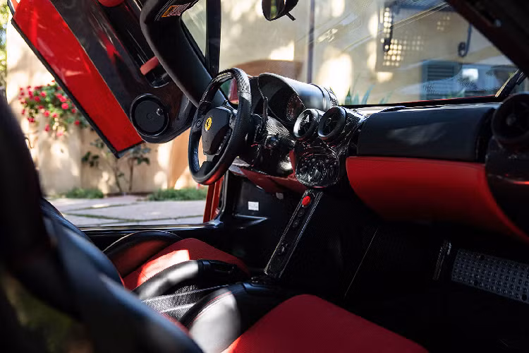 Chiếc Ferrari Enzo 2003 trên chỉ mới lăn bánh 2.012 km. Ferrari Enzo 2003 trang bị động cơ V12 hút khí tự nhiên 6.0 lít đặt giữa có công suất 651 mã lực và mô-men xoắn cực đại 657 Nm, được truyền tới các bánh sau thông qua hộp số tự động sáu cấp.