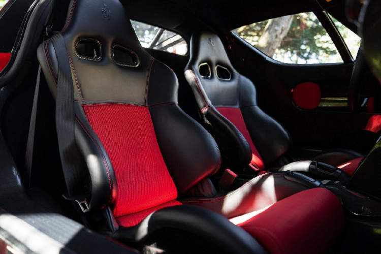 Động cơ đặt giữa của Enzo có bốn van trên mỗi xi-lanh, trục cam kép, sử dụng công nghệ van biến thiên theo thời gian, phun nhiên liệu Bosch Motronic và redline ở ngưỡng 8.200 vòng / phút.