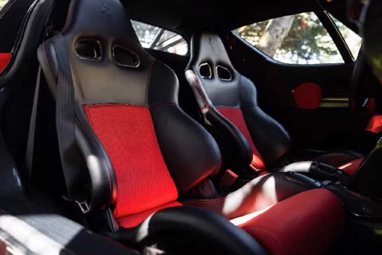 Động cơ đặt giữa của Enzo có bốn van trên mỗi xi-lanh, trục cam kép, sử dụng công nghệ van biến thiên theo thời gian, phun nhiên liệu Bosch Motronic và redline ở ngưỡng 8.200 vòng / phút.