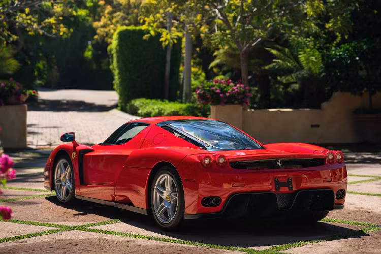 Chiếc siêu xe Ý huyền thoại này, là một trong số 400 chiếc duy nhất từng được Ferrari sản xuất. Một trong số chúng từng được trao tặng cho thành phố Vatican vì mục đích từ thiện. Ở thời điểm ra mắt vào năm 2002, Ferrari Enzo là mẫu siêu xe đắt đỏ nhất hãng xe ý từng sản xuất.