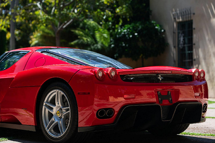 Giá bán ước tính chính thức là 2,6 - 2,9 triệu đô la ban đầu cho chiếc Enzo trên. Cuối cùng mức giá hấp dẫn nhất đã rơi vào 2.640.000 USD, chính thức xác lập kỷ lục cho chiếc xe đắt nhất từng được bán ra trong một phiên đấu giá dành riêng cho người sưu tập trực tuyến cho đến hiện tại.