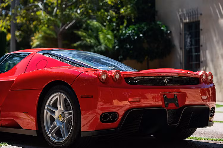 Giá bán ước tính chính thức là 2,6 - 2,9 triệu đô la ban đầu cho chiếc Enzo trên. Cuối cùng mức giá hấp dẫn nhất đã rơi vào 2.640.000 USD, chính thức xác lập kỷ lục cho chiếc xe đắt nhất từng được bán ra trong một phiên đấu giá dành riêng cho người sưu tập trực tuyến cho đến hiện tại.