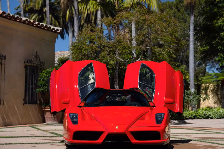 2.640.000 USD (tương đương 61 tỷ 420 triệu). Đó là con số chính xác mà một nhà sưu tập xe đã bỏ ra để sở hữu chiếc siêu xe Ferrari Enzo 2003 được đấu giá trực tuyến trên website RM Sotheby’s. Buổi đấu giá trên là một phần của sự kiện Driving Into Summer được tổ chức từ ngày 21-29/5/2020.