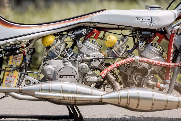 Ý tưởng là tạo ra sự cân bằng tỷ lệ sức mạnh và trọng lượng tốt nhất. Ở phần trước họ đã sử dụng một chảng ba từ một chiếc Suzuki GR 150 kết hợp với phuộc trước của Kawasaki Ninja 150RR và được rút ngắn 100 mm. Bộ vành có kích thước 17 inch, với ốp ngoài bằng nhôm ở phía sau và sử dụng lốp Goodyear Eagle.