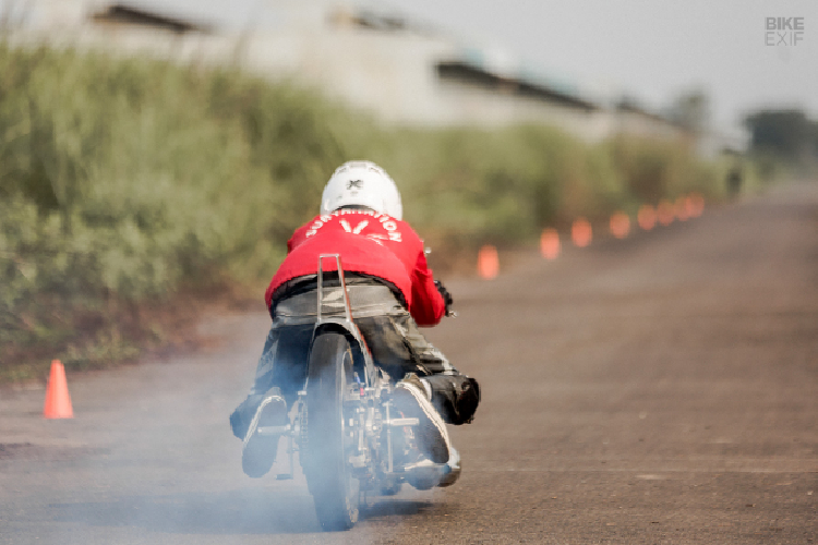 Trang bị công tắc điều khiển từ chuyên gia địa phương KTC, mặt trước được thiết kế có hình dạng của bộ tản nhiệt chunky ngay trên bánh trước.