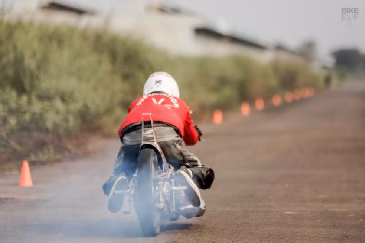 Trang bị công tắc điều khiển từ chuyên gia địa phương KTC, mặt trước được thiết kế có hình dạng của bộ tản nhiệt chunky ngay trên bánh trước.