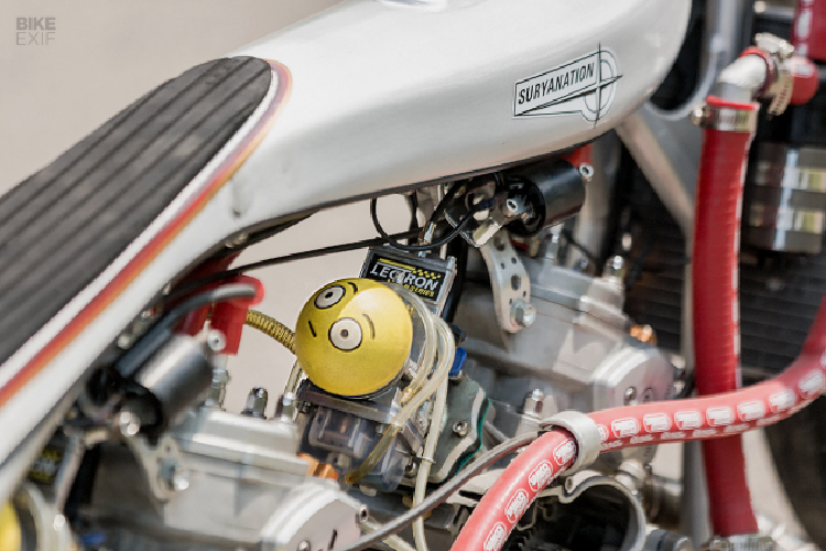 Ở phần ống xả được chế tạo bởi chuyên gia đua xe địa phương Kawahara từ thép không gỉ. Sau đó họ đã bỏ tất cả mọi thứ trừ hệ thống truyền động. Một khung mới được chế tạo bằng ống nhôm.