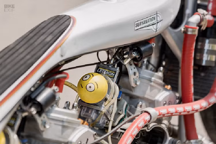 Ở phần ống xả được chế tạo bởi chuyên gia đua xe địa phương Kawahara từ thép không gỉ. Sau đó họ đã bỏ tất cả mọi thứ trừ hệ thống truyền động. Một khung mới được chế tạo bằng ống nhôm.