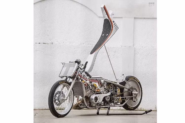 Thân xe nguyên khối được gia công bằng nhôm và làm thủ công, với một yên xe dài có thể giúp người lái nằm xòe đá số. Công việc sơn xe được hoàn thành bởi Agung Castavo. Thrive nổi tiếng là một trong những nhà xây dựng sáng tạo nhất thế giới được mọi người công nhận và cụ thể hơn là Ninja 150RR với 2 động này là một ví dụ điển hình trong những tác phẩm được tạo ra.