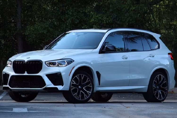  8. BMW X5 M Competition 2021 BMW X5 M Competition 2021 được trang bị động cơ tăng áp kép V8 4.4L cho công suất 617 mã lực và mô-men xoắn cực đại 750 Nm giúp SUV Đức dễ dàng tăng tốc từ 0 - 96 km/h trong 3,7 giây và chạm ngưỡng tốc độ tối đa 285 km/h. Xe có giá bán bắt đầu từ 114.100 USD (khoảng 2,6 tỷ đồng).