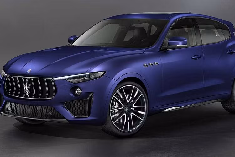  7. Maserati Levante Trofeo 2020 Dù không có doanh số tốt như các đối thủ đến từ Đức nhưng Maserati Levante Trofeo 2020 vẫn là một trong những chiếc SUV cao cấp nhanh nhất thế giới với khả năng bứt tốc 0 - 96 km/h chỉ với 3,7 giây và tốc độ tối đa lên tới 301 km/h. SUV mạnh mẽ của Maserati lấy sức mạnh từ cỗ máy tăng áp kép V8 3.8L do Ferrari chế tạo, cho công suất 580 mã lực và 729 Nm. Levante Trofeo 2020 có giá bán khởi điểm từ 169.980 USD (khoảng 3,9 tỷ đồng).