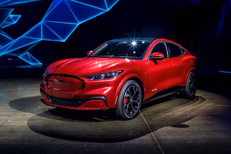  4. Ford Mustang Mach-E GT 2021 Mẫu SUV chạy điện Ford Mustang Mach-E GT được trang bị hệ truyền động cho công suất 459 mã lực và mô-men xoắn cực đại 830 Nm, giúp xe chạy nước rút 0 - 96 km/h chỉ trong 3,5 giây. Tốc độ tối đa khoảng 200 km/h. Xe có giá bán khởi điểm chỉ từ 60.500 USD (khoảng 1,39 tỷ đồng).