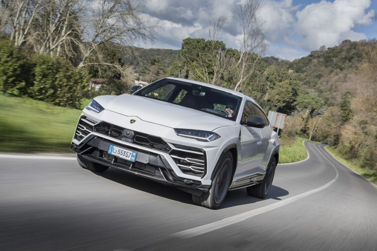  2. Lamborghini Urus 2020Siêu SUV thương mại đầu tiên của Lamborghini là Urus. Xe thật sự rất nhanh và có thể chạy nước rút từ 0 - 96 km/h trong chưa đầy 3,5 giây, trước khi cán vận tốc cực đại 306 km/h. Lamborghini Urus được trang bị xăng tăng áp kép Biturbo V8 4.0L sản sinh công suất 641 mã lực và 850Nm mô-men xoắn cực đại. Tại nước ngoài, Urus có giá từ 222.000 USD (khoảng 5,5 tỷ đồng), nhưng khi về Việt Nam xe có giá khoảng 20 - 26 tỷ đồng (chưa gồm chi phí lăn bánh).