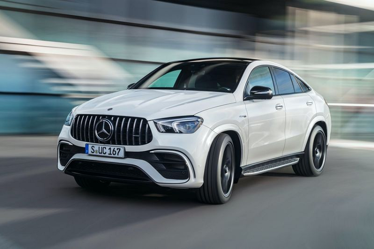  6. Mercedes-AMG GLE 63 S 2021Không lạ khi chiếc SUV hiệu suất cao Mercedes-Benz xuất hiện trong "bảng vàng" 10 SUV hạng sang nhanh nhất thế giới. Mercedes-AMG GLE 63 S mới được trang bị động cơ tăng áp kép V8 4.0L kết hợp công nghệ mild-hybrid EQ Boost, cho tổng công suất 603 mã lực và 850 Nm mô-men xoắn cực đại. Mercedes-AMG GLE 63 S 2021 chỉ mất 3,7 giây để tăng tốc từ 0 - 96 km/h, tốc độ tối đa ở mức 280 km/h khi được trang bị gói hiệu suất cao AMG. Ở Mỹ, xe có giá từ 113.950 USD (khoảng 2,6 tỷ đồng).