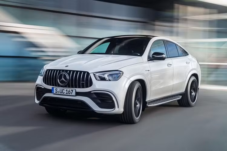  6. Mercedes-AMG GLE 63 S 2021 Không lạ khi chiếc SUV hiệu suất cao Mercedes-Benz xuất hiện trong "bảng vàng" 10 SUV hạng sang nhanh nhất thế giới. Mercedes-AMG GLE 63 S mới được trang bị động cơ tăng áp kép V8 4.0L kết hợp công nghệ mild-hybrid EQ Boost, cho tổng công suất 603 mã lực và 850 Nm mô-men xoắn cực đại. Mercedes-AMG GLE 63 S 2021 chỉ mất 3,7 giây để tăng tốc từ 0 - 96 km/h, tốc độ tối đa ở mức 280 km/h khi được trang bị gói hiệu suất cao AMG. Ở Mỹ, xe có giá từ 113.950 USD (khoảng 2,6 tỷ đồng).