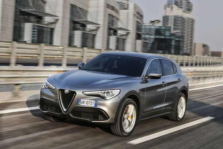 5. Alfa Romeo Stelvio Quadrifoglio 2020 Alfa Romeo Stelvio Quadrifoglio 2020 sử dụng động cơ tăng áp kép V6 2.9L sản sinh công suất 505 mã lực và mô-men xoắn cực đại 601Nm, giúp SUV đến từ Ý dễ dàng chạm mốc 96 km/h trong 3,6 giây, trước khi cán vận tốc tối đa 283 km/h. Tại Mỹ, xe có giá từ 80.500 USD (khoảng 1,86 tỷ đồng).