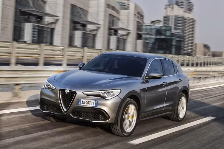  5. Alfa Romeo Stelvio Quadrifoglio 2020 Alfa Romeo Stelvio Quadrifoglio 2020 sử dụng động cơ tăng áp kép V6 2.9L sản sinh công suất 505 mã lực và mô-men xoắn cực đại 601Nm, giúp SUV đến từ Ý dễ dàng chạm mốc 96 km/h trong 3,6 giây, trước khi cán vận tốc tối đa 283 km/h. Tại Mỹ, xe có giá từ 80.500 USD (khoảng 1,86 tỷ đồng).
