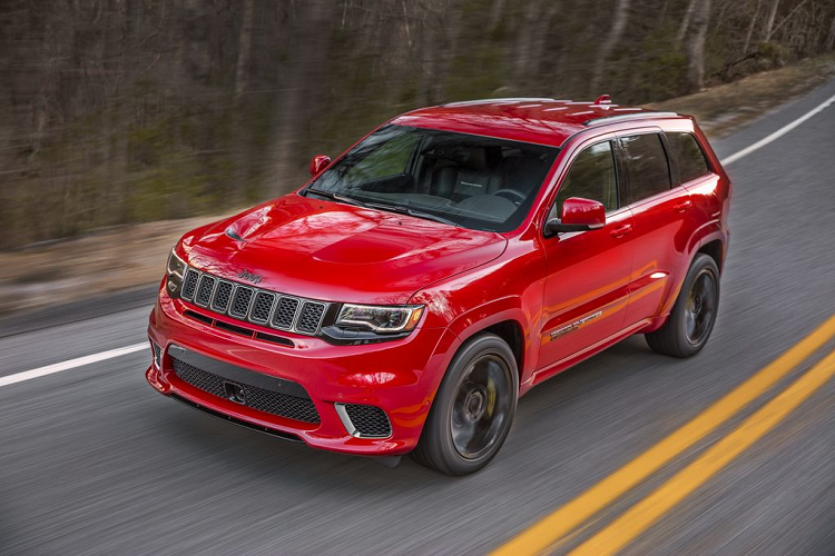  3. Jeep Grand Cherokee Trackhawk 2021 Xếp ngay sau Urus là Jeep Grand Cherokee Trackhawk 2021. Xe có mức giá rất phải chăng so với những mẫu xe còn lại của danh sách này, chỉ từ 87.670 USD (khoảng 2 tỷ đồng). Grand Cherokee Trackhawk 2021 được trang bị động cơ siêu nạp V8 6.2L cho công suất lên tới 707 mã lực và mô-men xoắn cực đại 875Nm, cho phép SUV Mỹ tăng tốc từ 0 - 96 km/h trong 3,5 giây, đạt tốc độ tối đa 290 km/h.